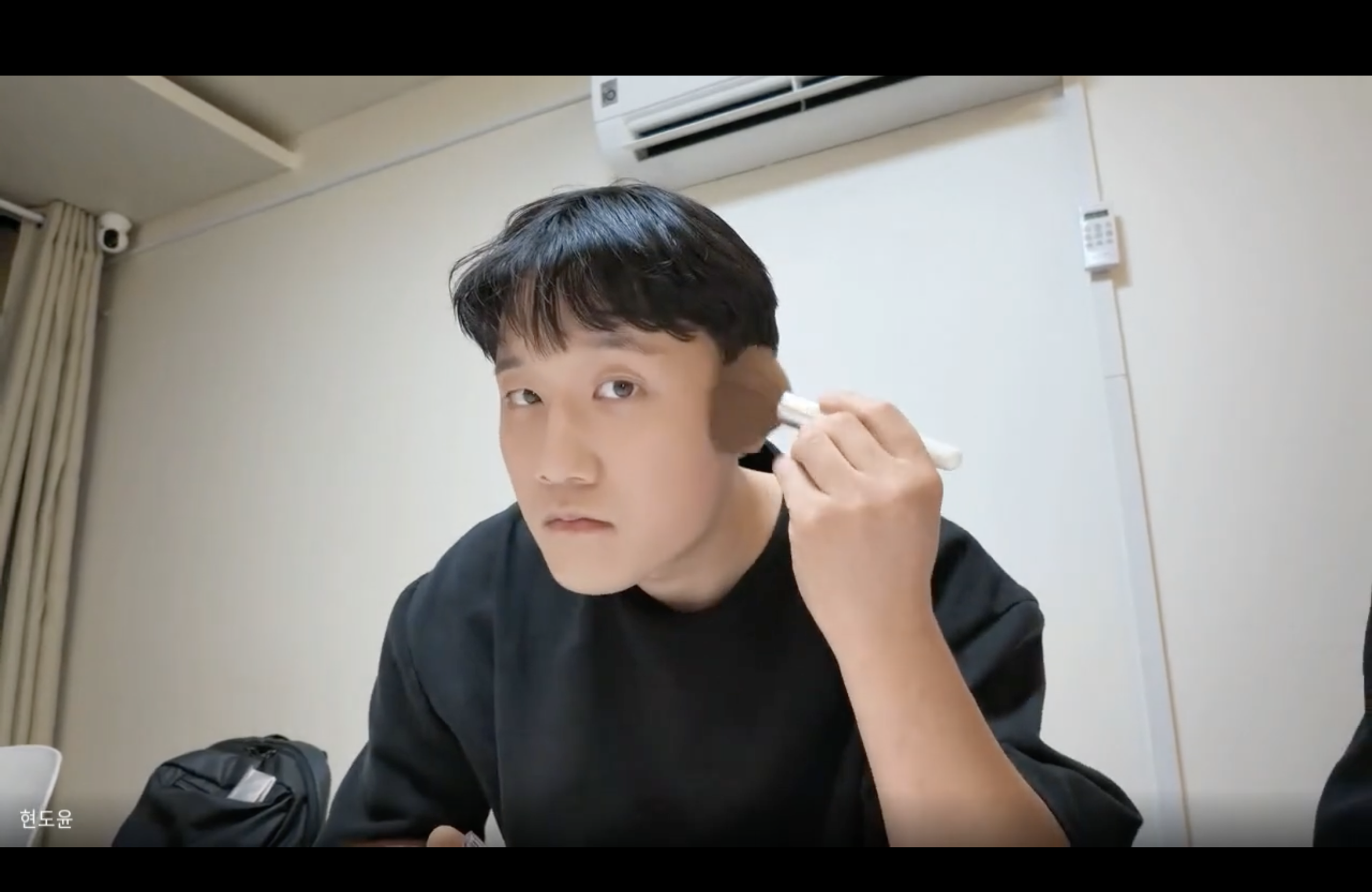 쉐딩 브러시로 직접 메이크업하며 관리하는 모습